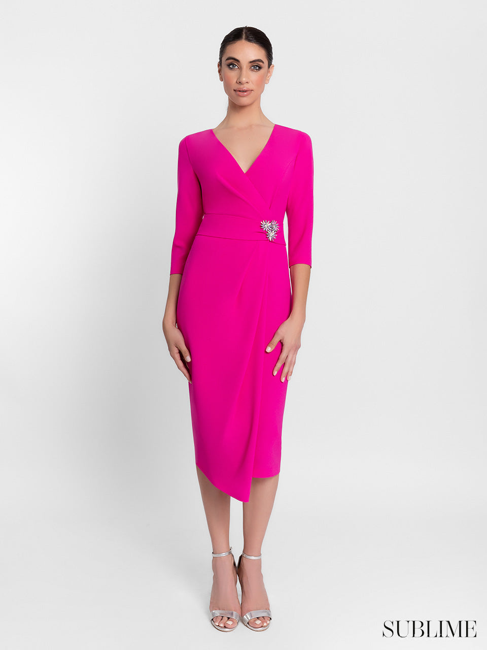 Vestido midi recto de escote cruzado manga francesa con broches en forma de flor