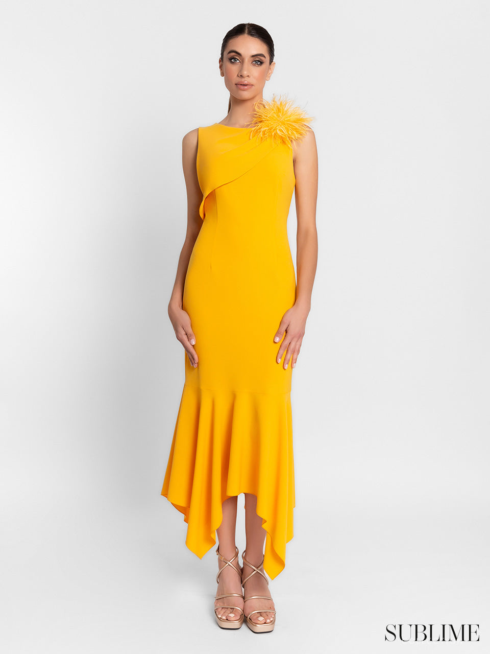 Vestido midi asimétrico de volantes con broche y escote redondo