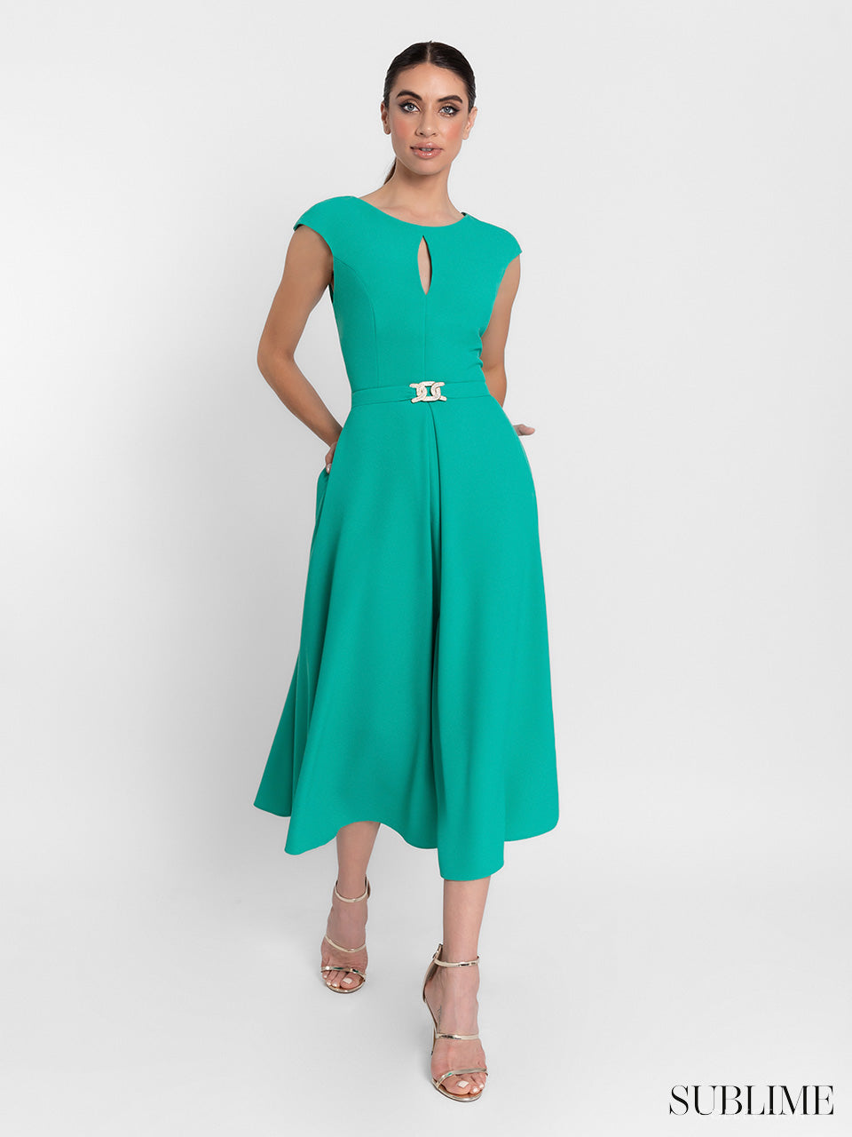 Vestido midi royal con hebilla y escote en forma de lágrima