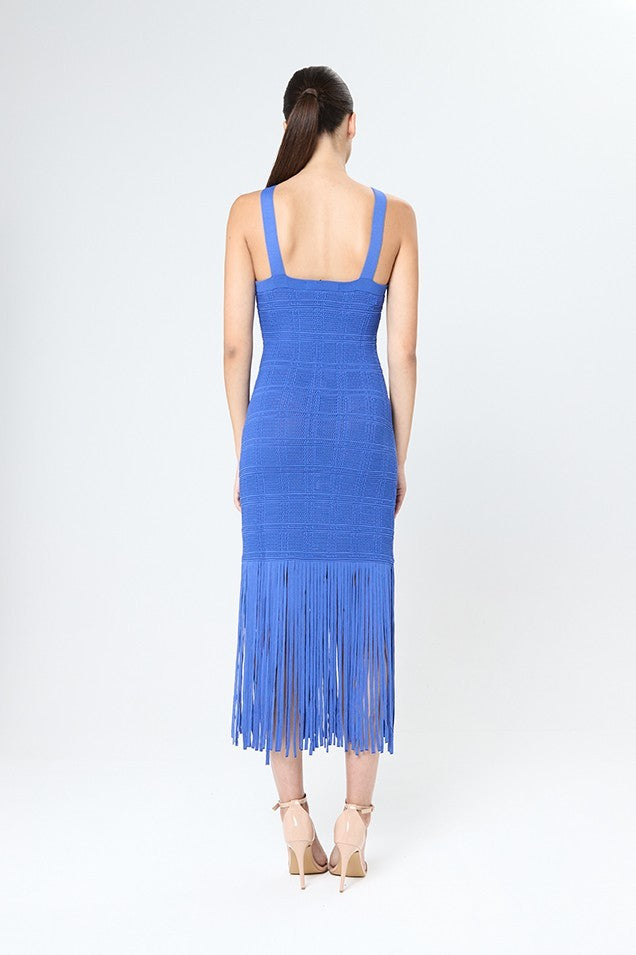 Vestido largo y recto de escote alter sin mangas con flecos