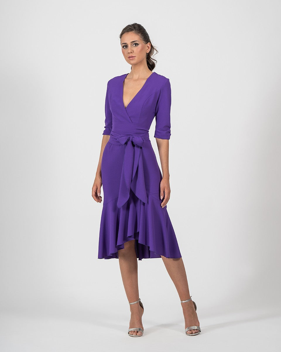 Vestido corto asimétrico de escote cruzado con volantes y lazada