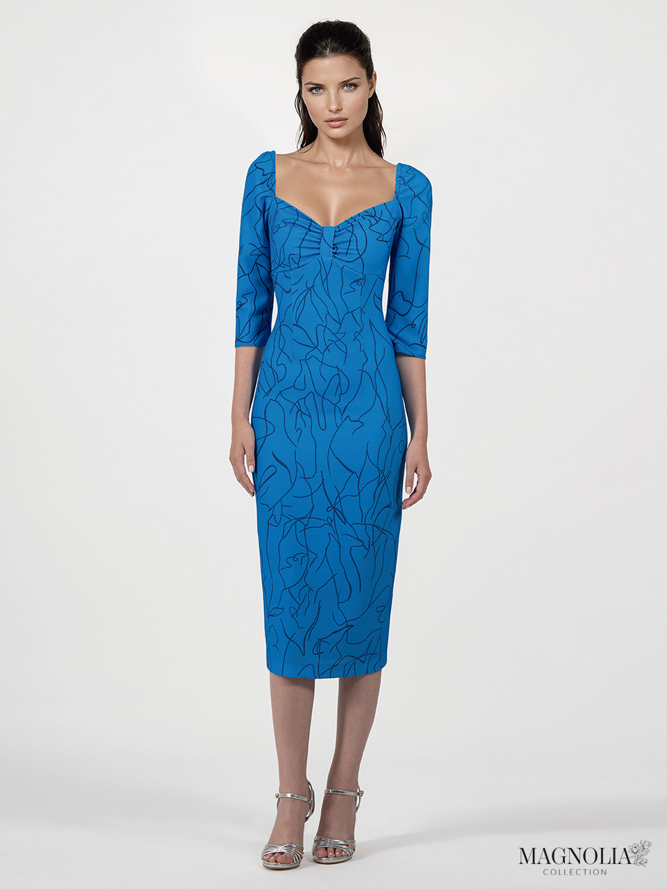 Vestido midi de tubo estampado con escote corazón fruncido y manga larga