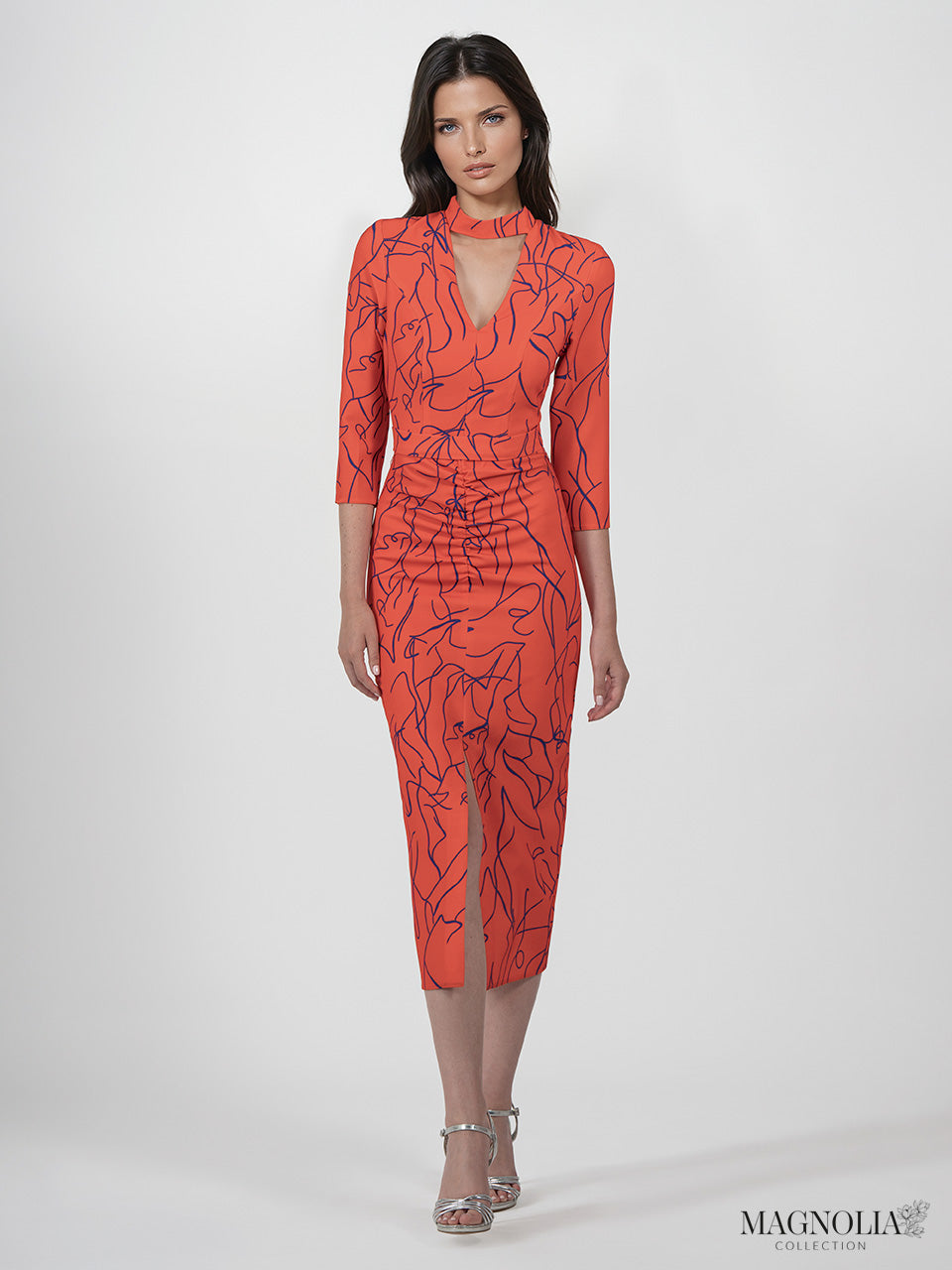 Vestido midi recto estampado de escote en V con fruncido y abertura