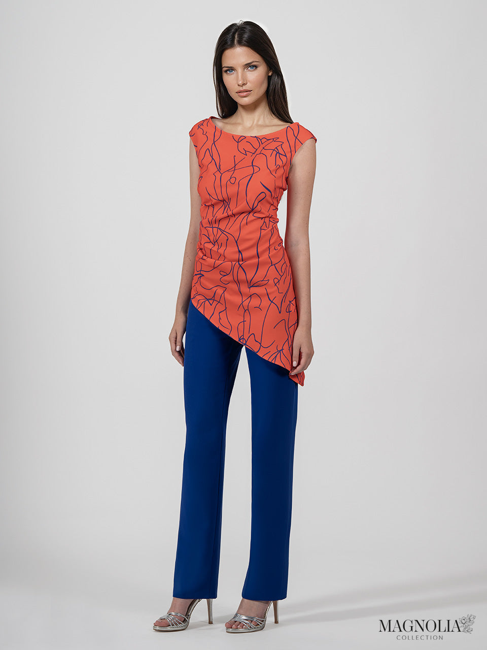 Blusa asimétrica estampada y pantalón recto largo