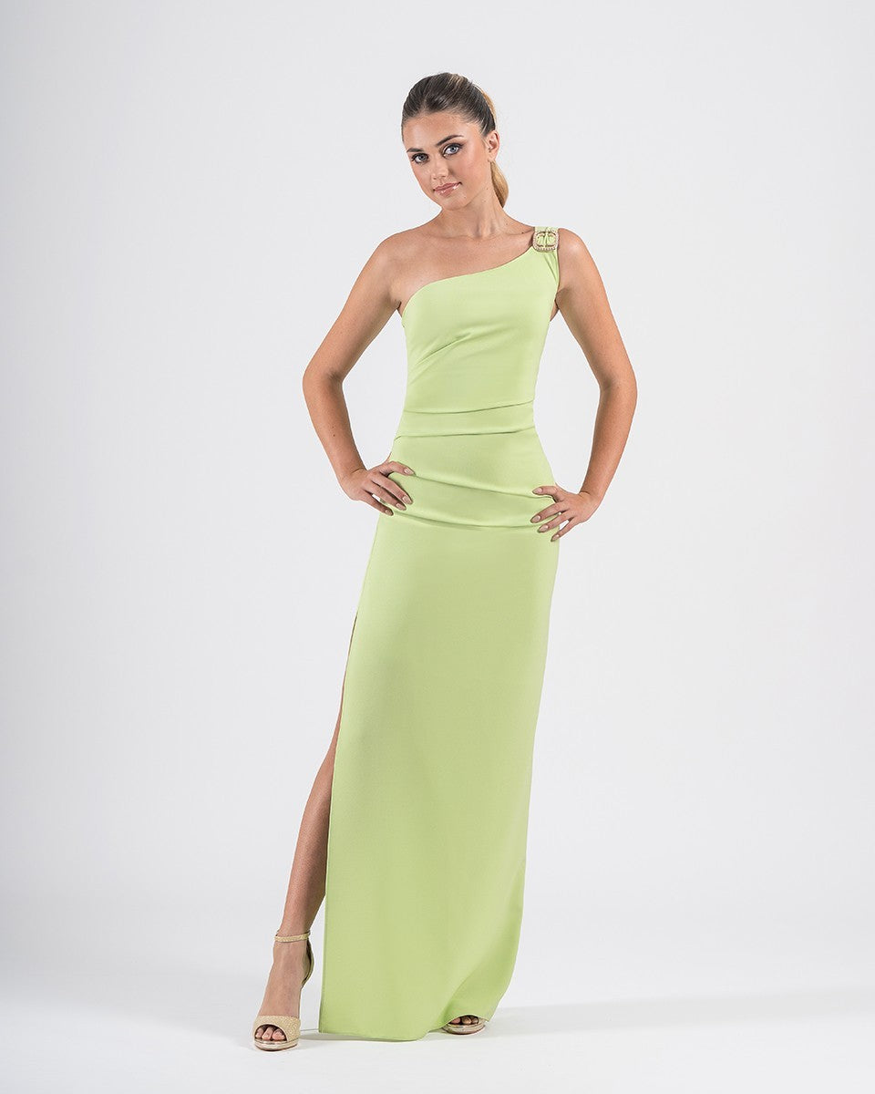Vestido largo recto de escote asimétrico con hebilla en hombro y abertura