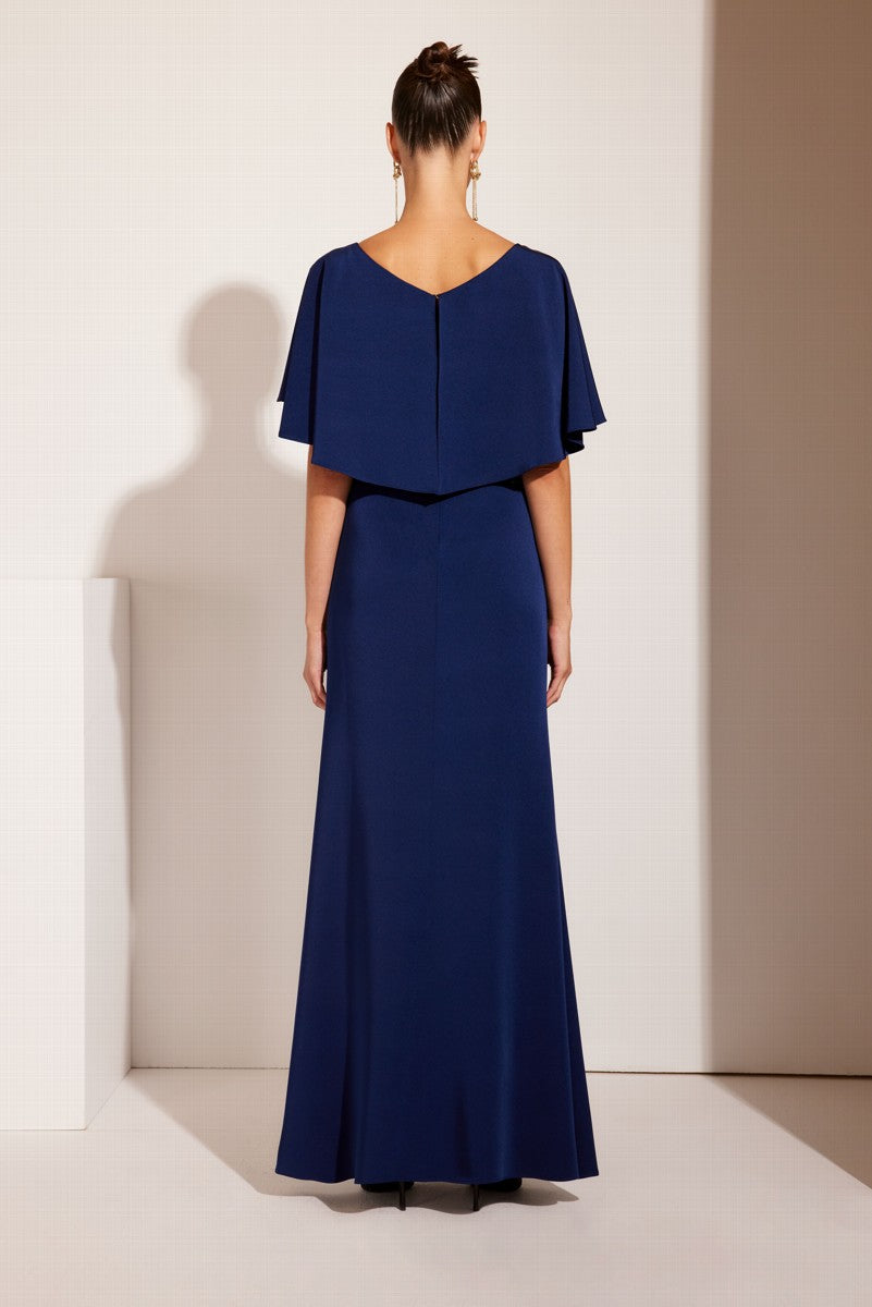 Vestido largo plisado de satén y bordado con escote en V y manga de volantes