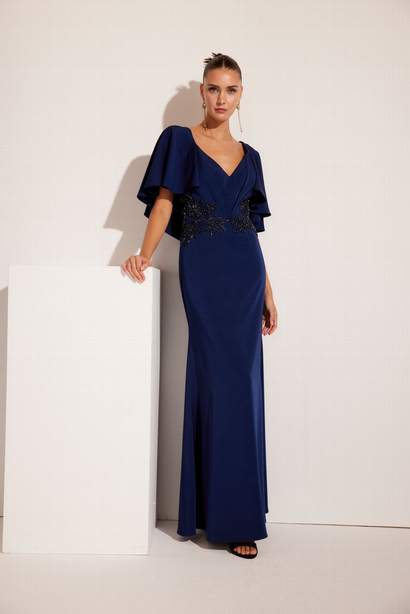 Vestido largo plisado de satén y bordado con escote en V y manga de volantes