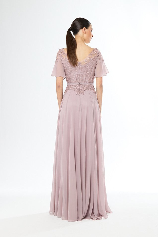 Vestido largo de escote ilusión con encaje y manga de volates