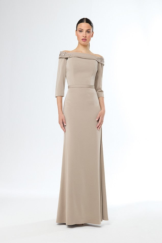 Vestido largo recto de satén escote bardot con pedrería y manga francesa