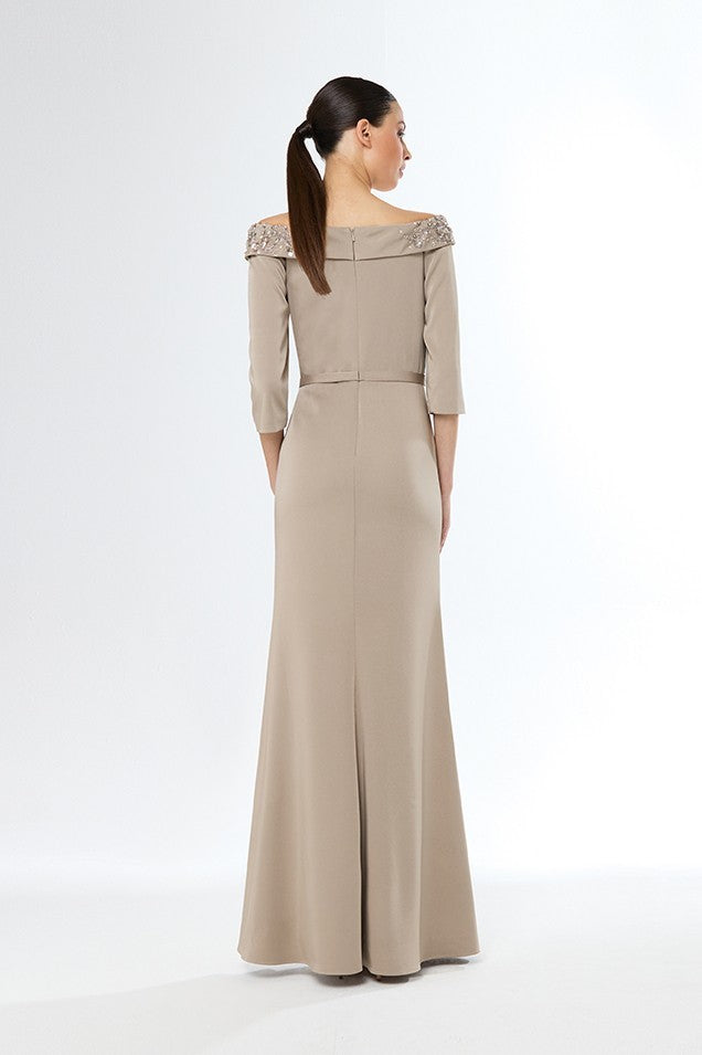 Vestido largo recto de satén escote bardot con pedrería y manga francesa