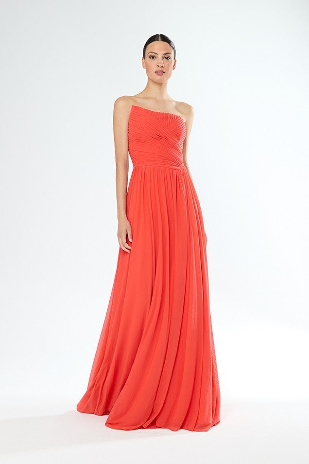 Vestido largo plisado de tul con escote palabra de honor sin mangas