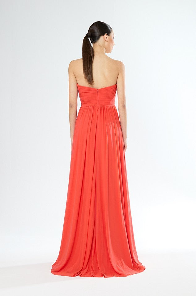 Vestido largo plisado de tul con escote palabra de honor sin mangas