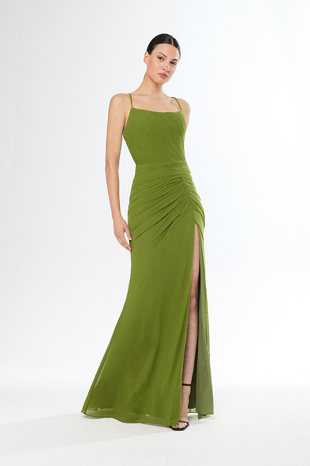 Vestido largo drapeado de escote recto con tiras entrelazadas y abertura