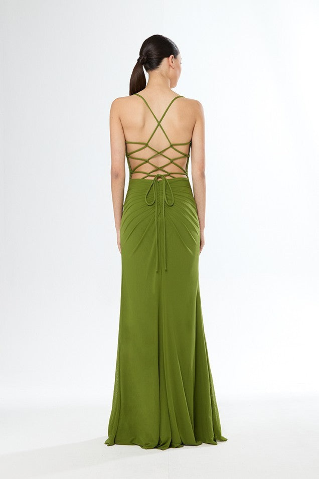 Vestido largo drapeado de escote recto con tiras entrelazadas y abertura