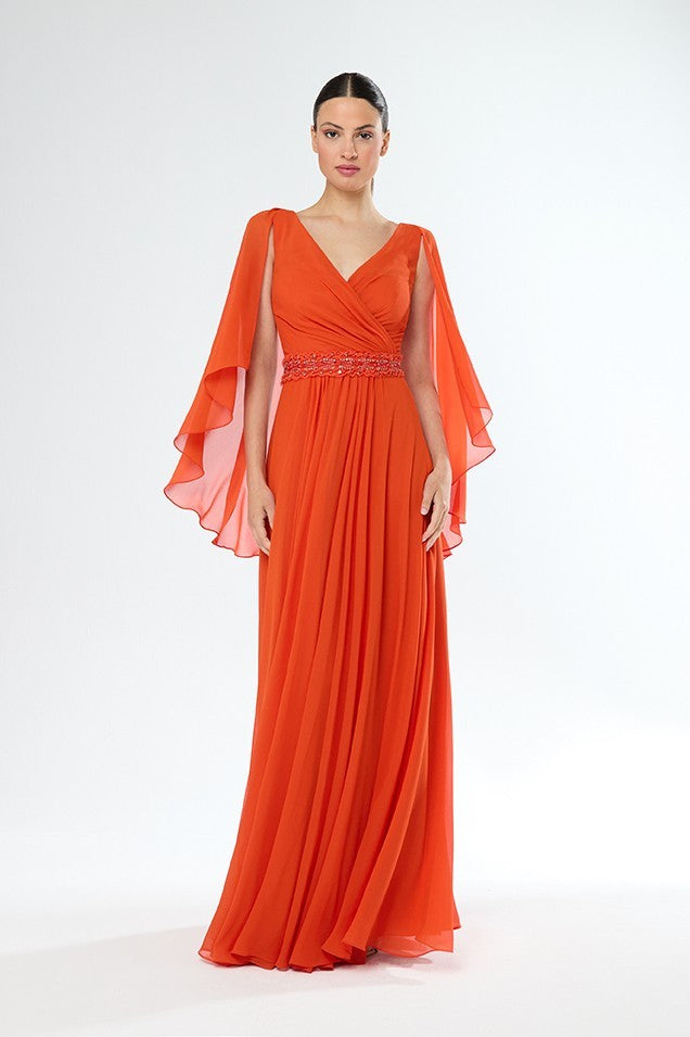 Vestido largo de escote cruzado con pedrería y manga de capa