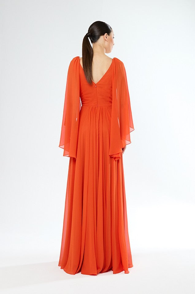 Vestido largo de escote cruzado con pedrería y manga de capa