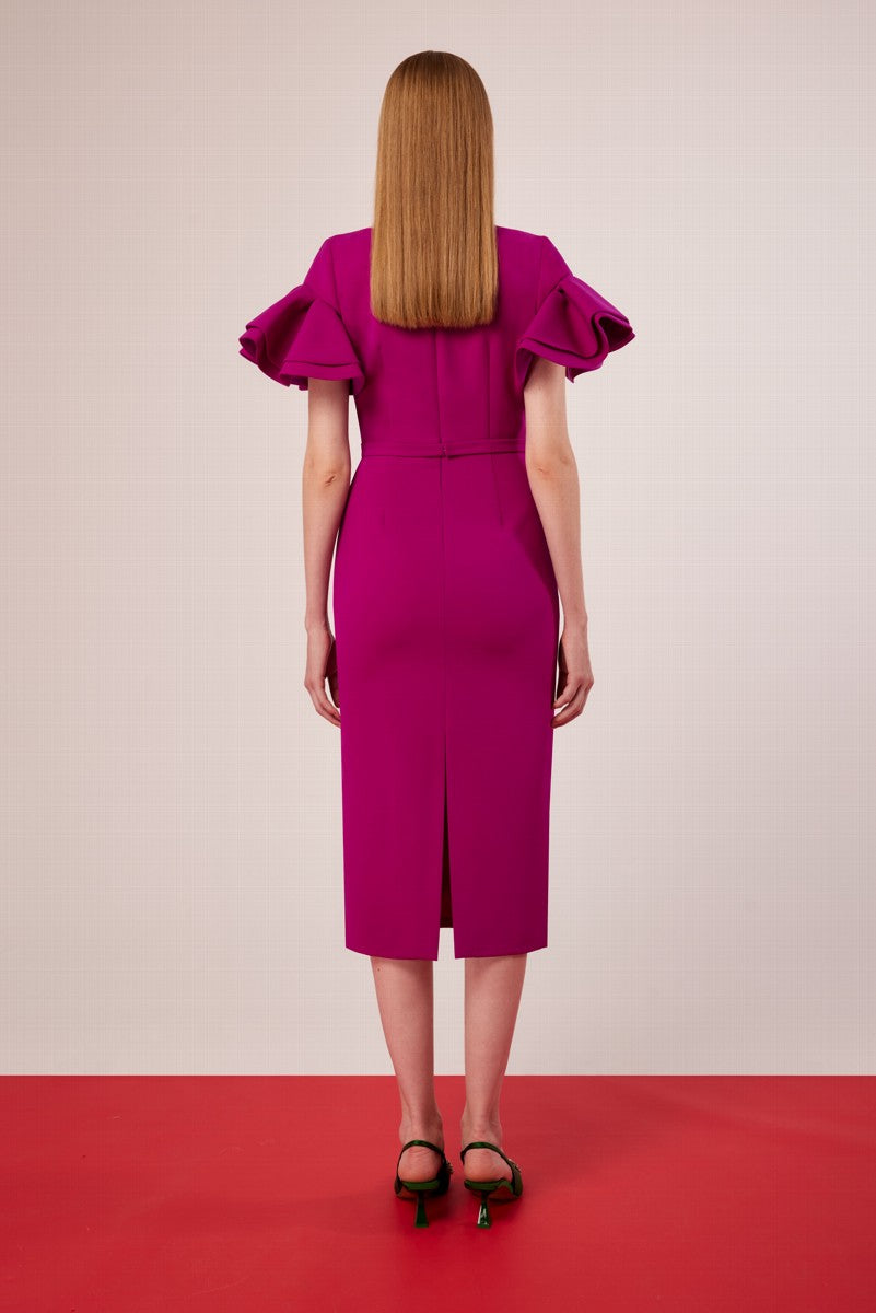 Vestido corto y recto de escote cruzado con mangas cortas de volantes