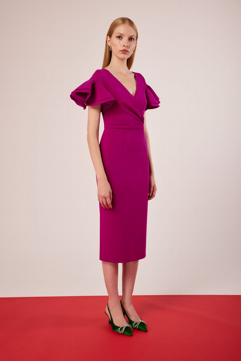 Vestido corto y recto de escote cruzado con mangas cortas de volantes