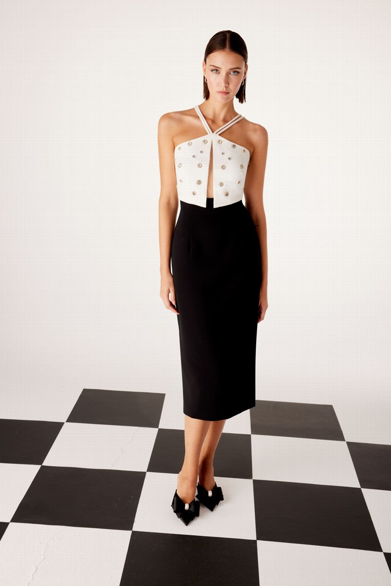 Vestido midi bicolor con círculos metálicos y escote Halter sin mangas