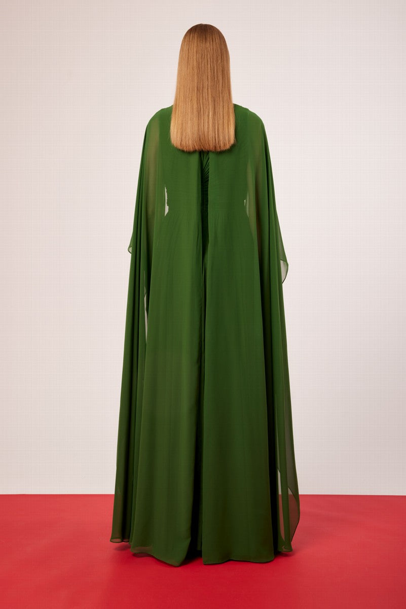 Vestido largo plisado de escote cruzado con mangas largas en forma de capa