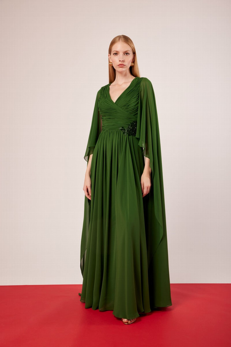 Vestido largo plisado de escote cruzado con mangas largas en forma de capa