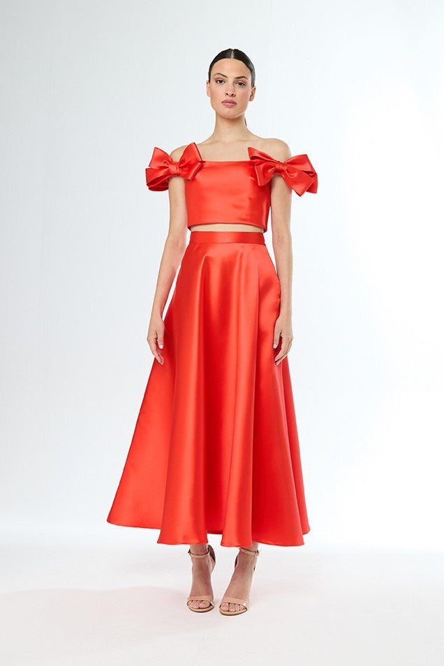 Top de escote bardot con lazos a los hombros y falda larga