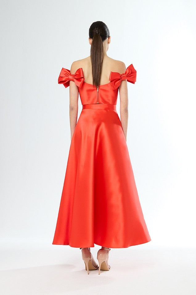 Top de escote bardot con lazos a los hombros y falda larga