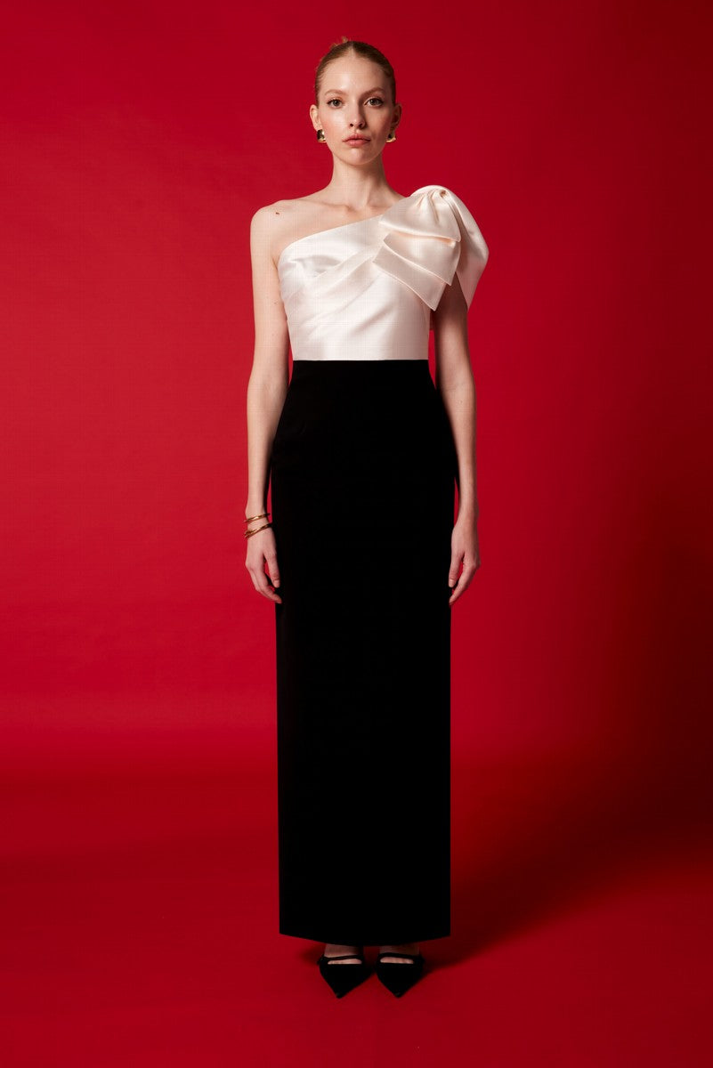 Vestido largo bicolor de escote asimétrico con lazo al hombro