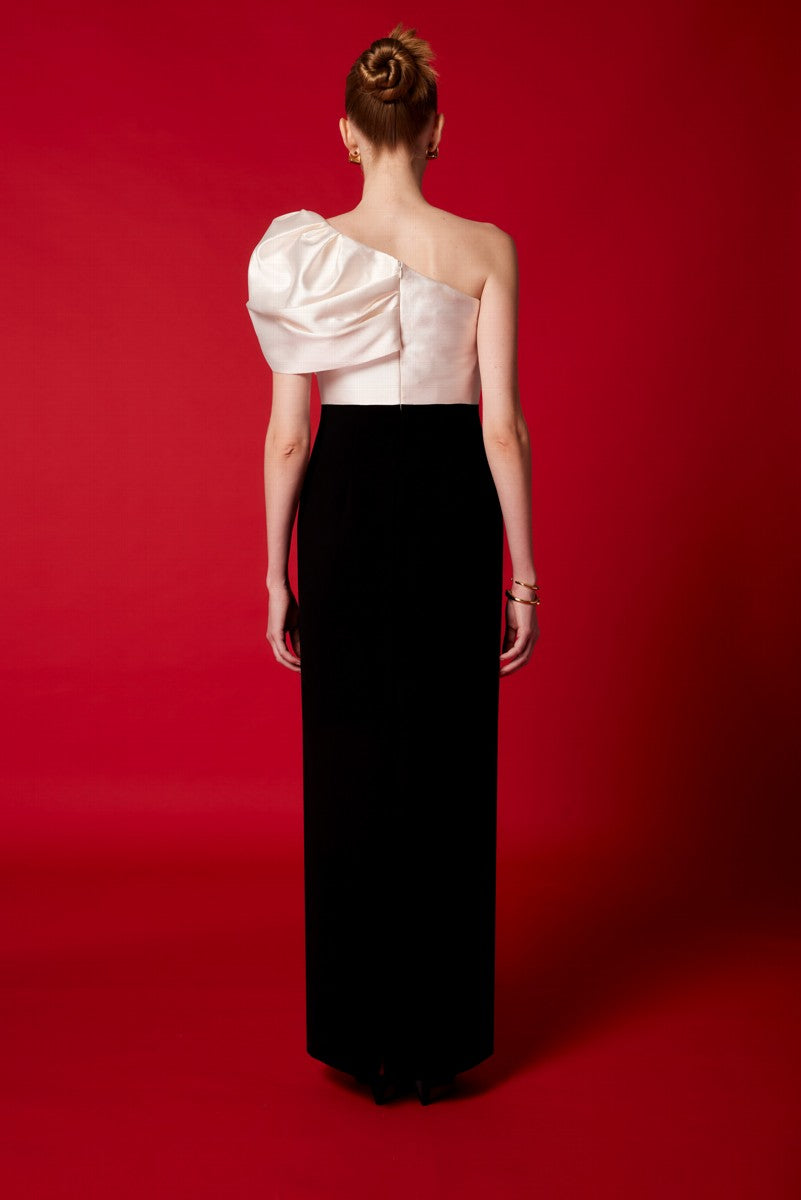 Vestido largo bicolor de escote asimétrico con lazo al hombro