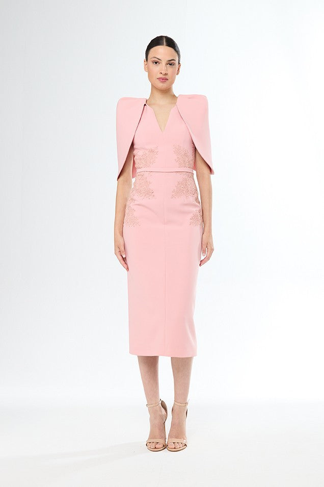 Vestido corto de escote en V con bordado floral y mangas en forma de capa