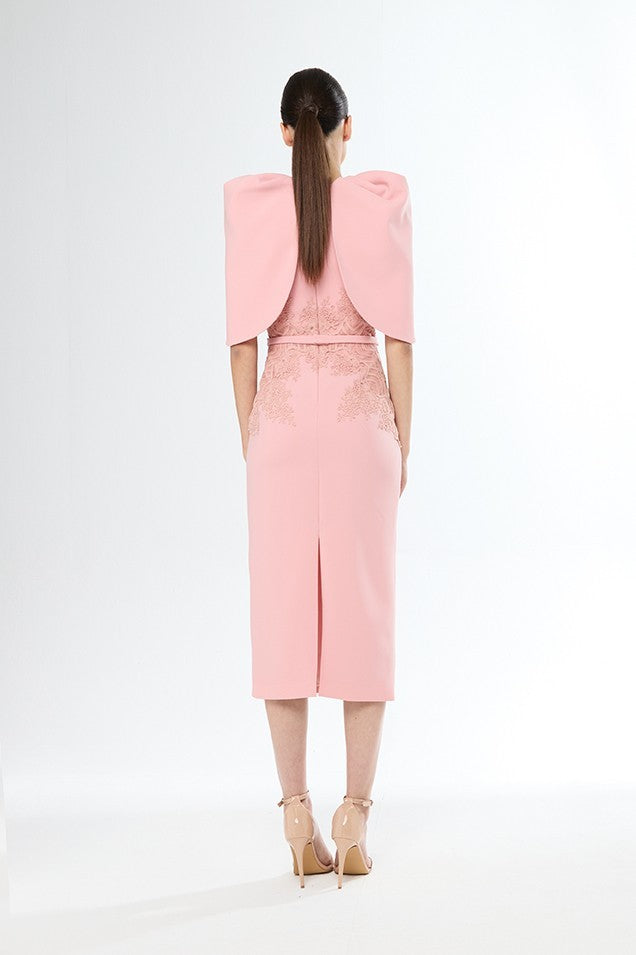 Vestido corto de escote en V con bordado floral y mangas en forma de capa