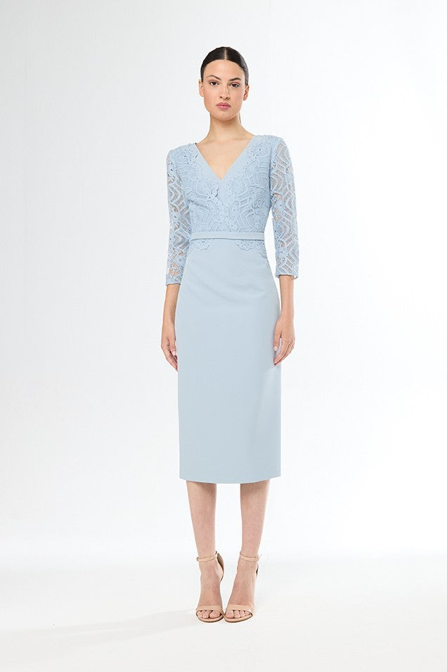 Vestido corto y recto de encaje con escote en V y manga francesa