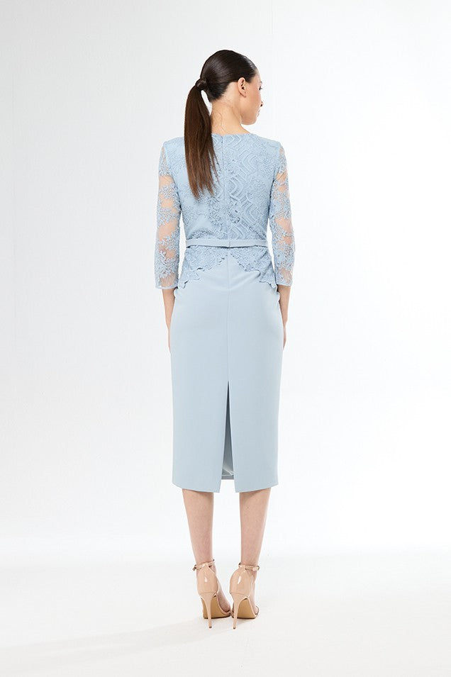 Vestido corto y recto de encaje con escote en V y manga francesa