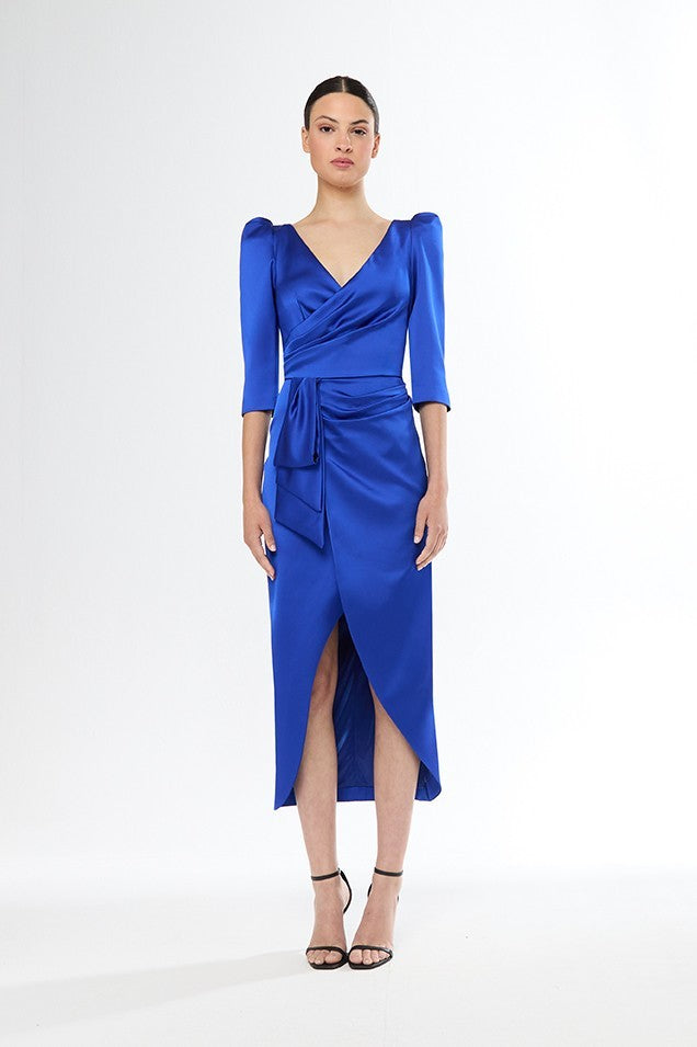 Vestido corto cruzado y plisado manga francesa con volantes y abertura