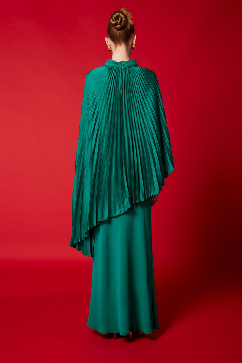 Blusón asimétrico plisado cuello cisne y falda larga corte sirena