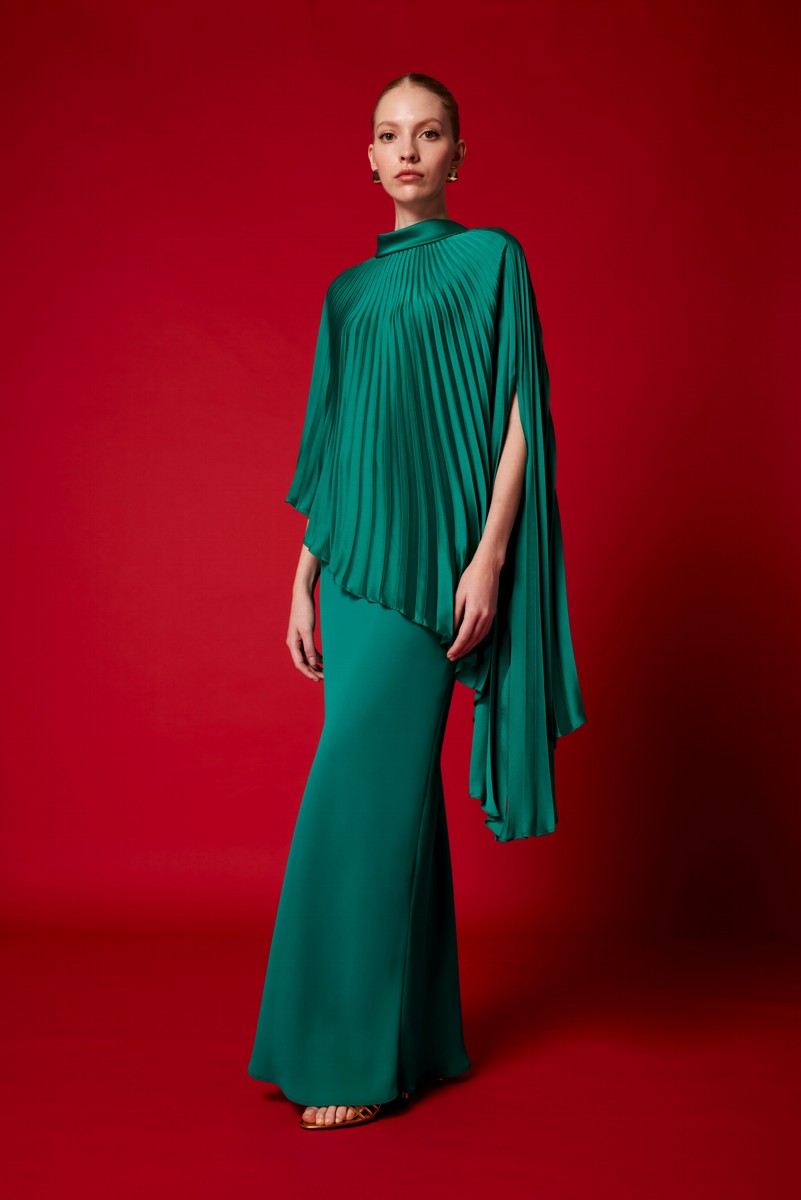 Blusón asimétrico plisado cuello cisne y falda larga corte sirena