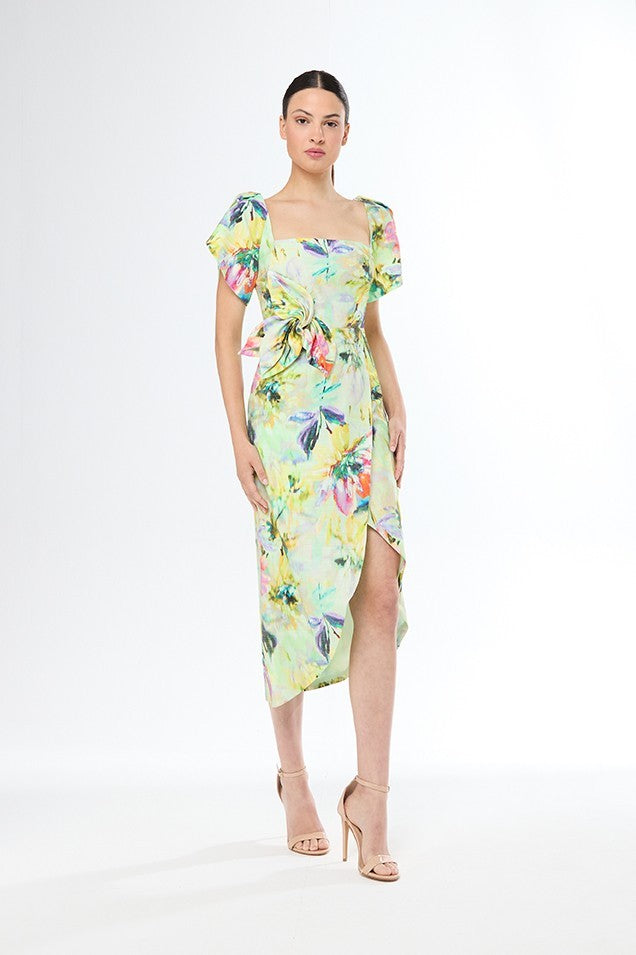 Vestido corto estampado de escote recto manga corta con flor y abertura