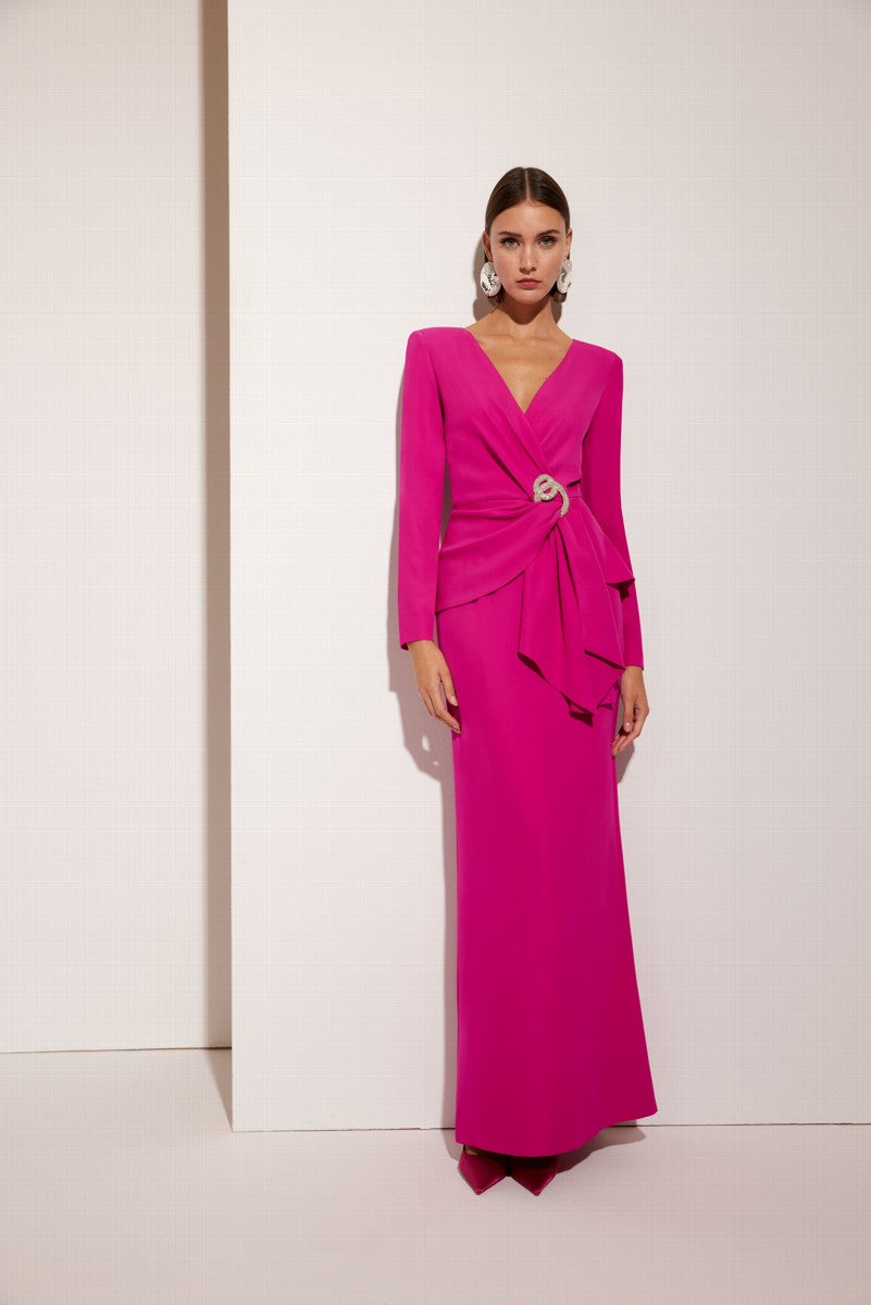 Vestido largo de escote cruzado manga larga con volante y aplique de pedrería