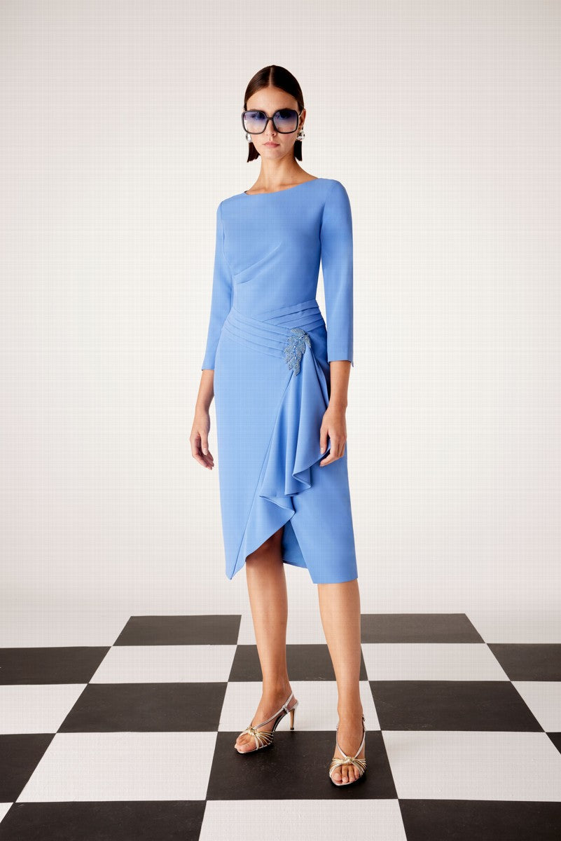 Vestido corto cruzado y plisado manga larga con volantes y aplique