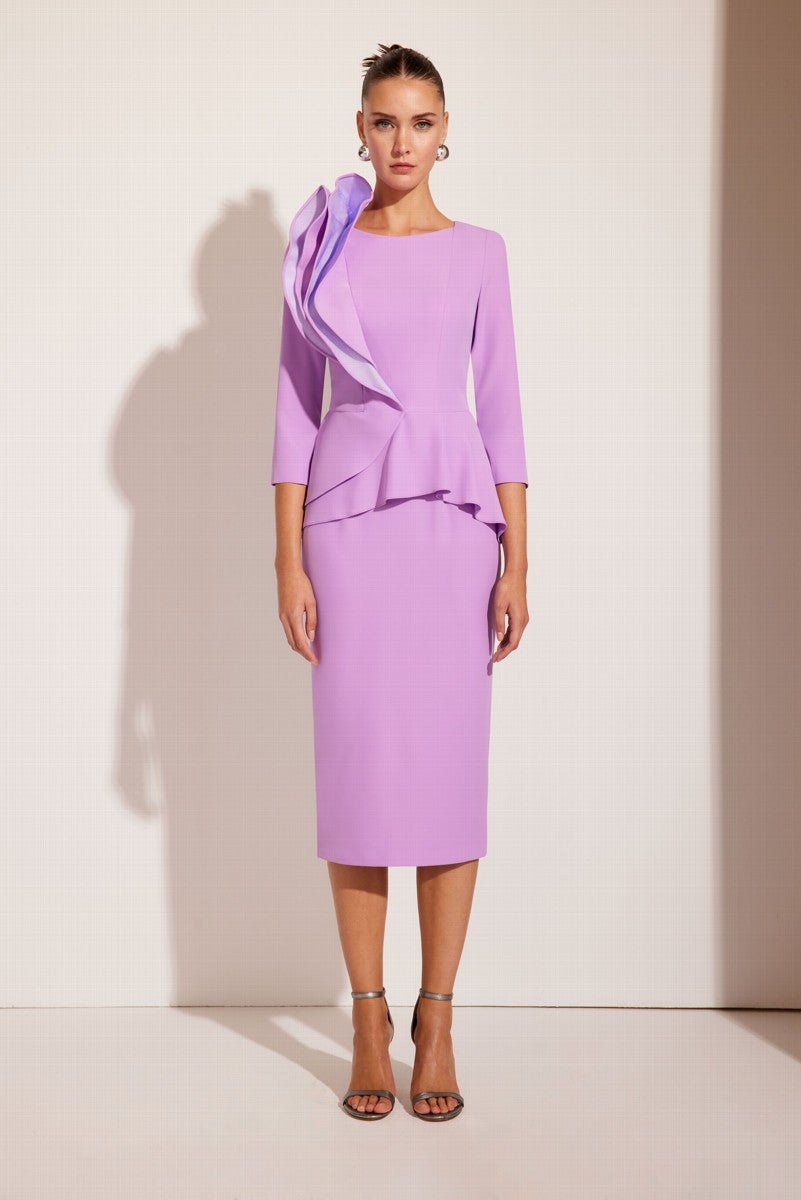Vestido midi malva volante en el hombro Carla Ruíz