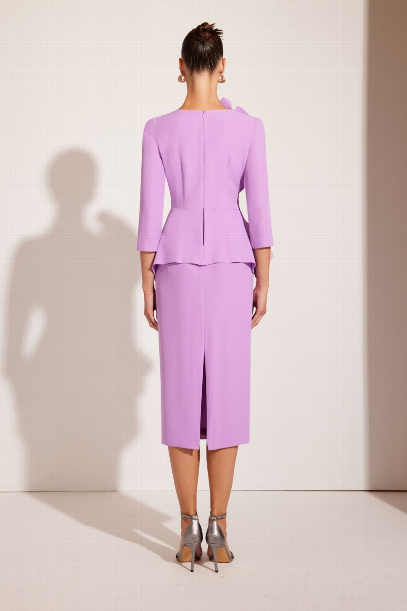 Vestido midi malva volante en el hombro Carla Ruíz