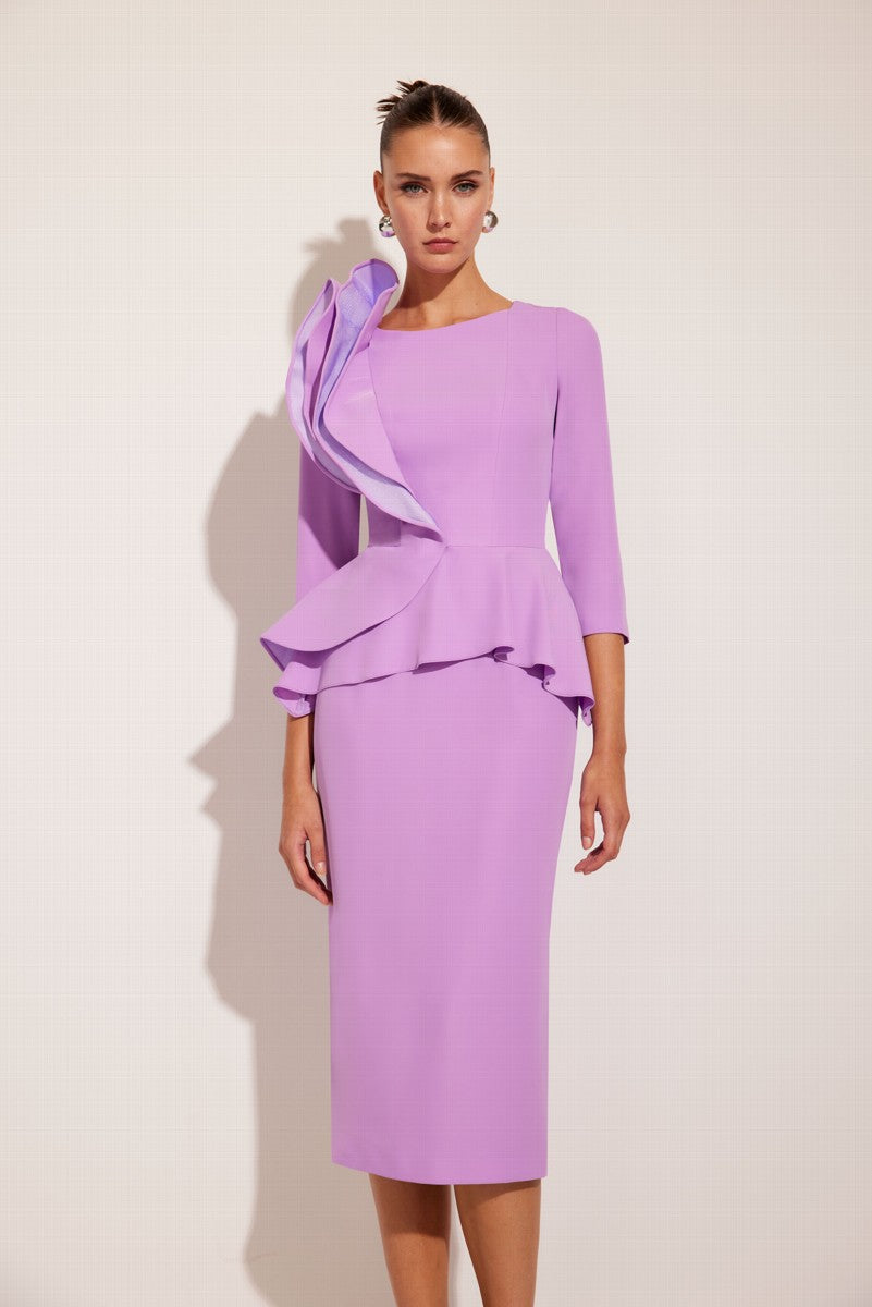 Vestido midi malva volante en el hombro Carla Ruíz