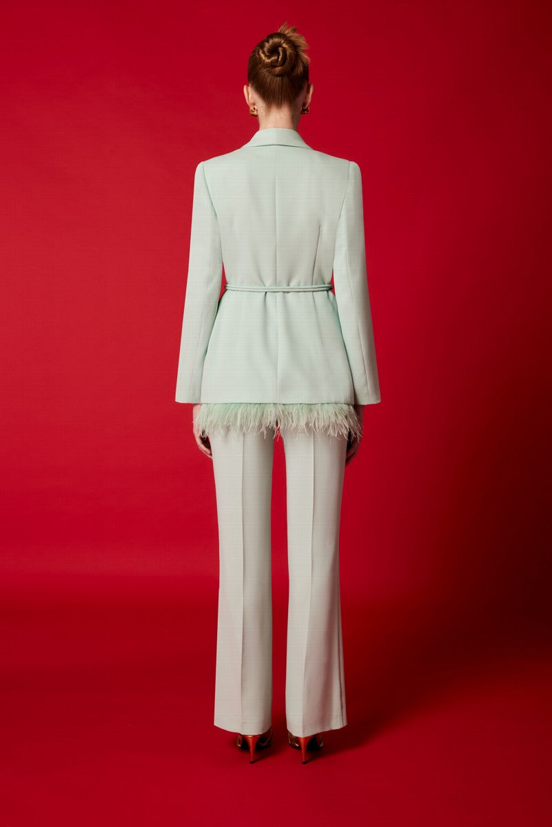 Blazer de plumas con solapas y cordón y pantalón largo recto