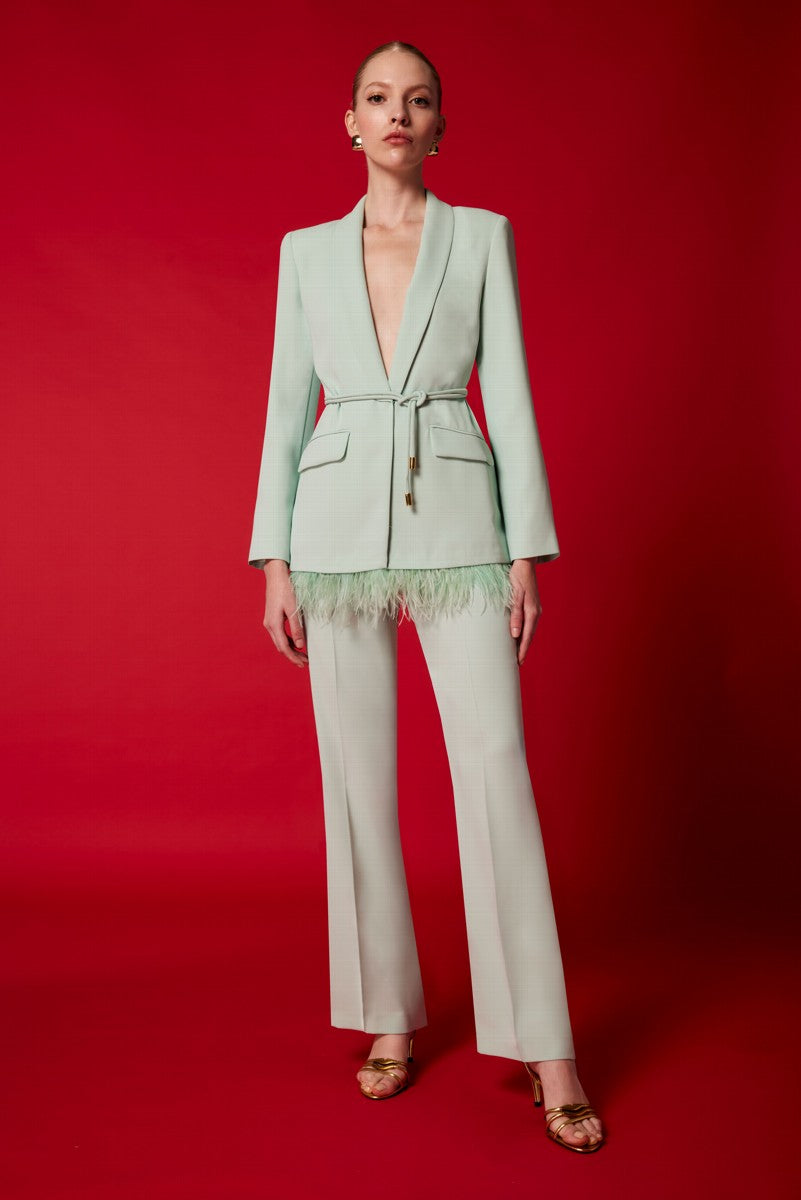 Blazer de plumas con solapas y cordón y pantalón largo recto