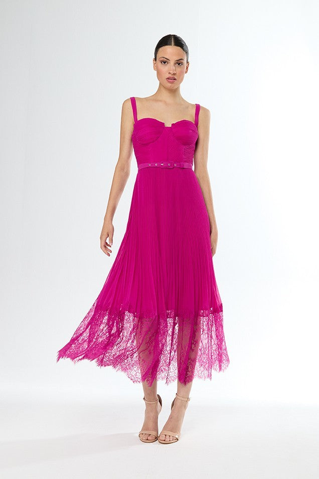 Vestido corto plisado y de encaje con escote recto sin mangas y cinturón