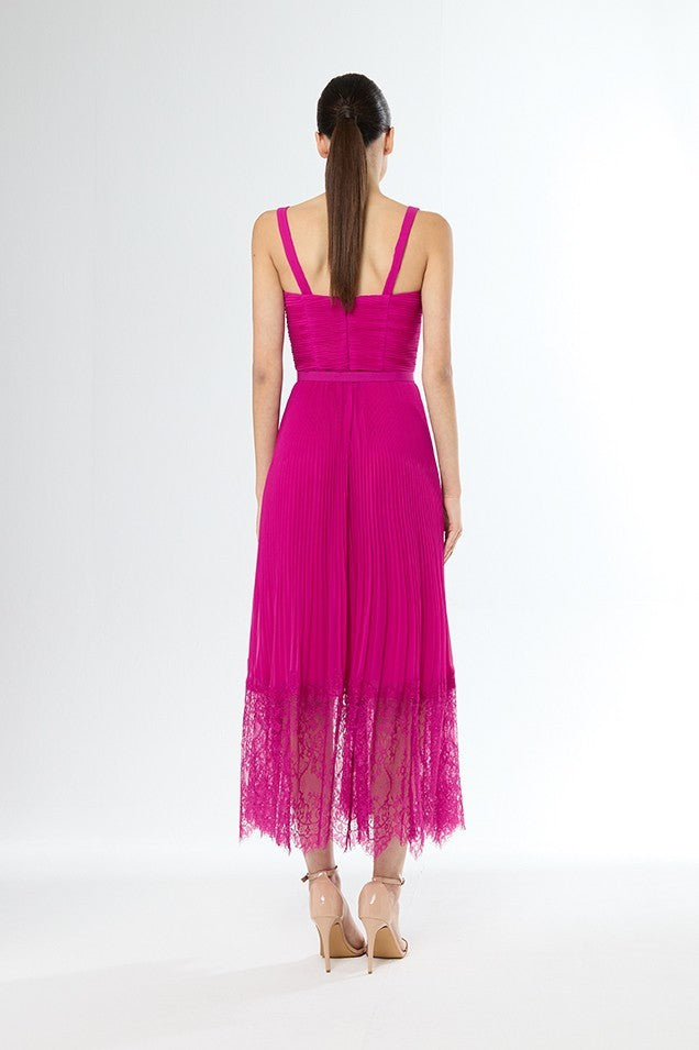 Vestido corto plisado y de encaje con escote recto sin mangas y cinturón