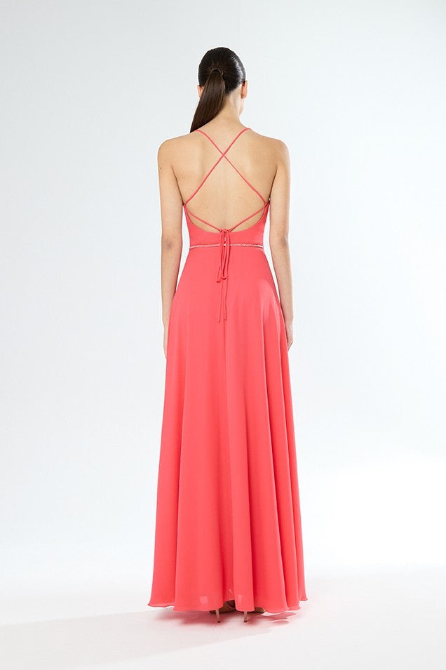 Vestido largo de escote profundo sin mangas con tiras y espalda descubierta