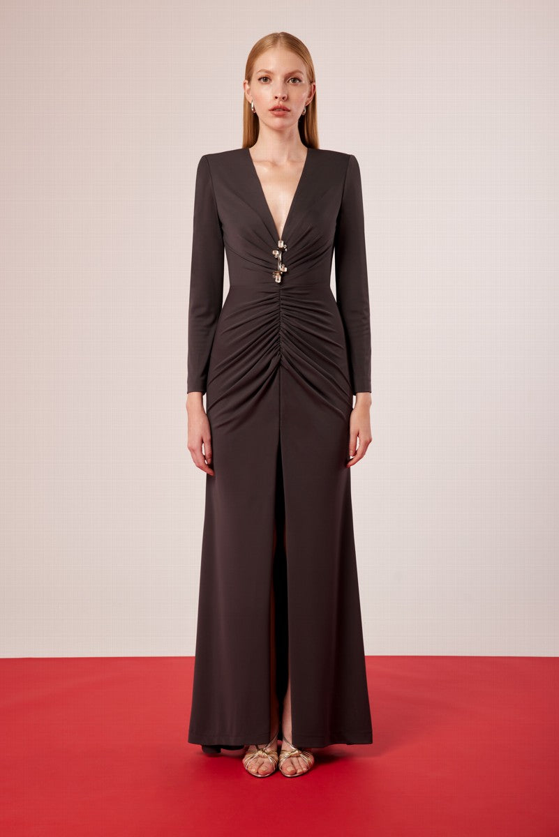 Vestido largo drapeado de escote profundo con aplique y abertura