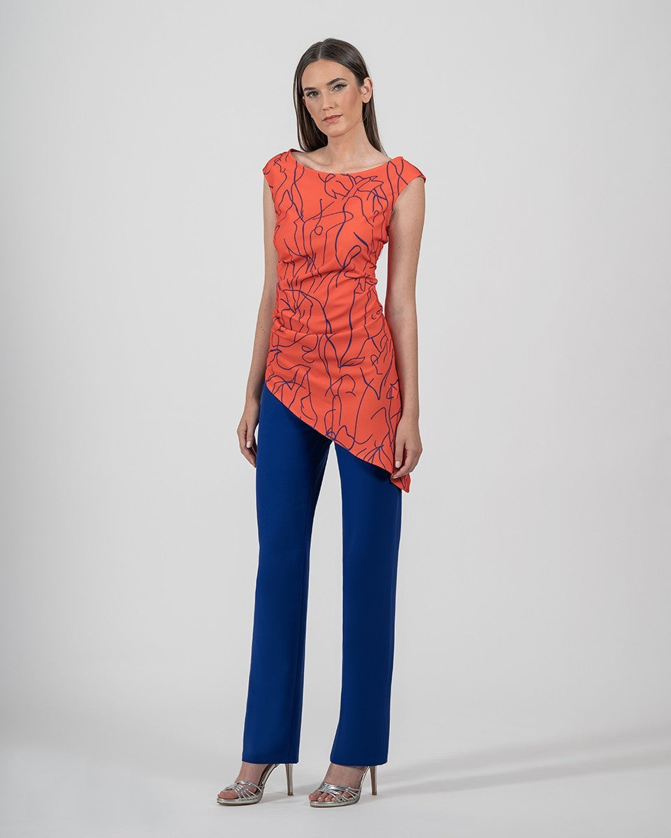 Blusa asimétrica estampada y pantalón recto largo