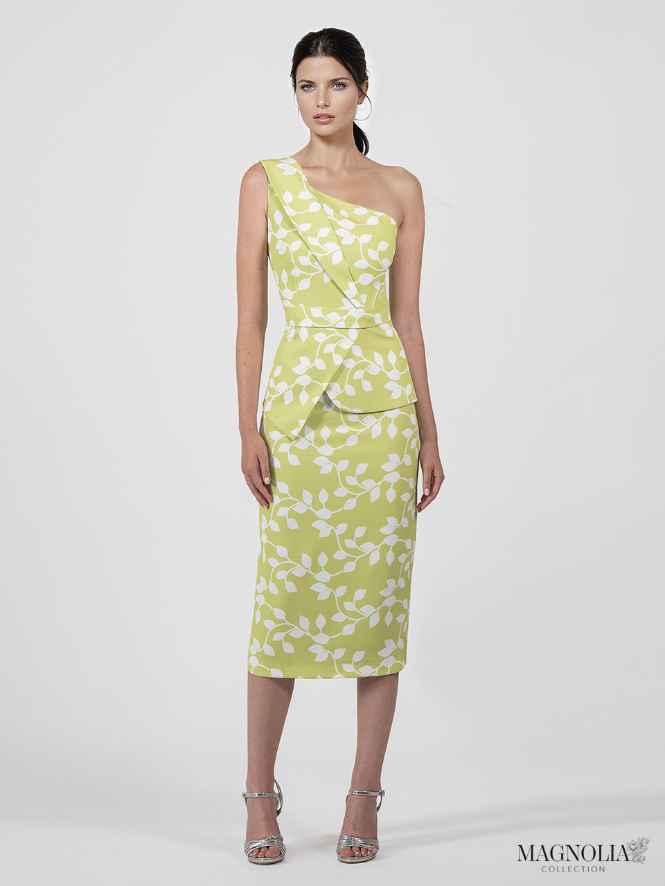 Vestido corto recto y asimétrico de estampado floral con una manga y peplum